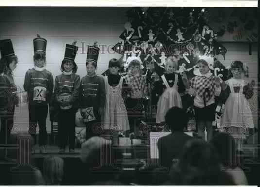 1993 Press Photo Menomonee Falls, Christmas Program at St. Anthony School - Historic Images