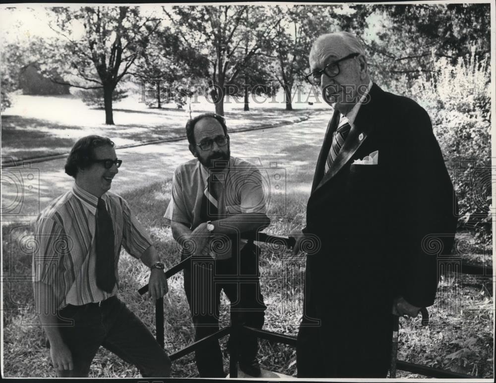 1977 Press Photo Dr. Karl Menninger with his son and grandson in Topeka, Kansas - Historic Images