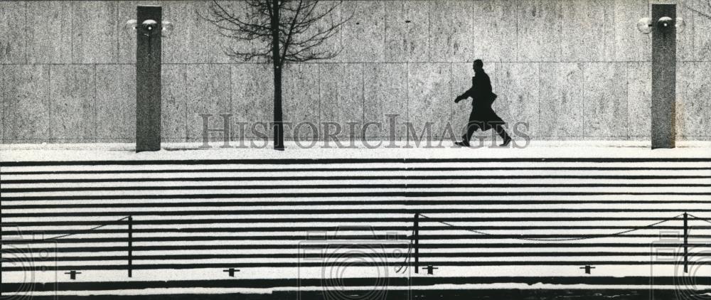 1995 Press Photo Snowy commute outside the Performing Arts Center, Milwaukee WI - Historic Images