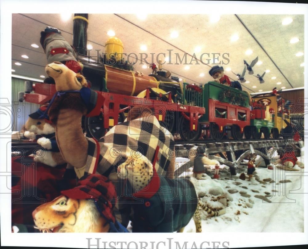 1994 Press Photo Marshall &amp; Ilsley Bank&#39;s Stuffed Animal Christmas Display - Historic Images