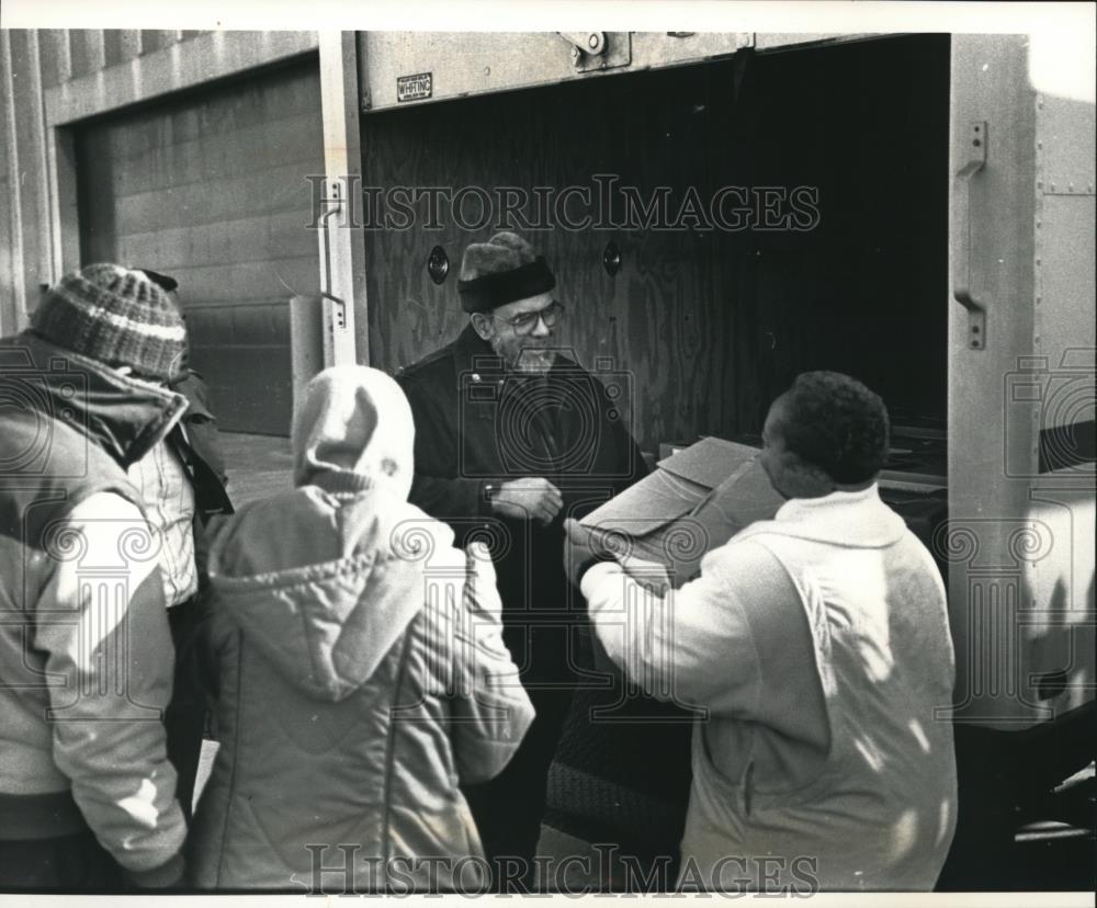 1992 Press Photo Don Cheatham hands out food boxes outside Master Lock Company - Historic Images