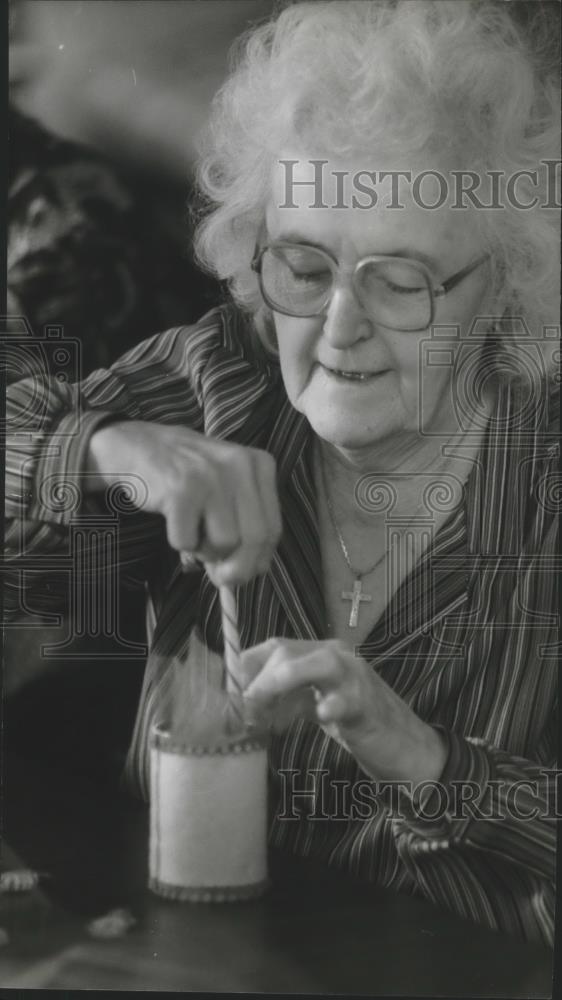 1994 Press Photo Elizabeth Landinger Creates Can for Menomonee Falls Food Pantry - Historic Images
