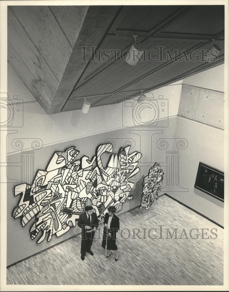 1984 Press Photo Marquette University Art Museum director and his assistant - Historic Images