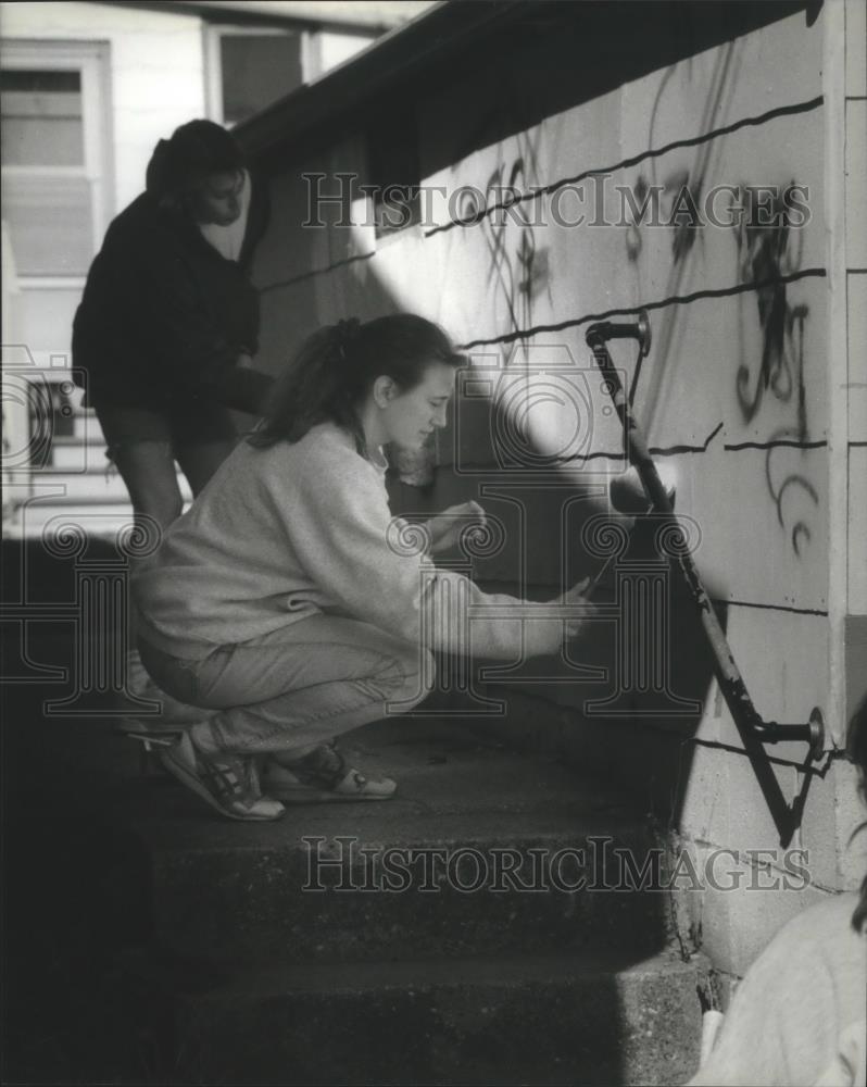 1994 Press Photo Students from Marquette University and others help with cleanup - Historic Images