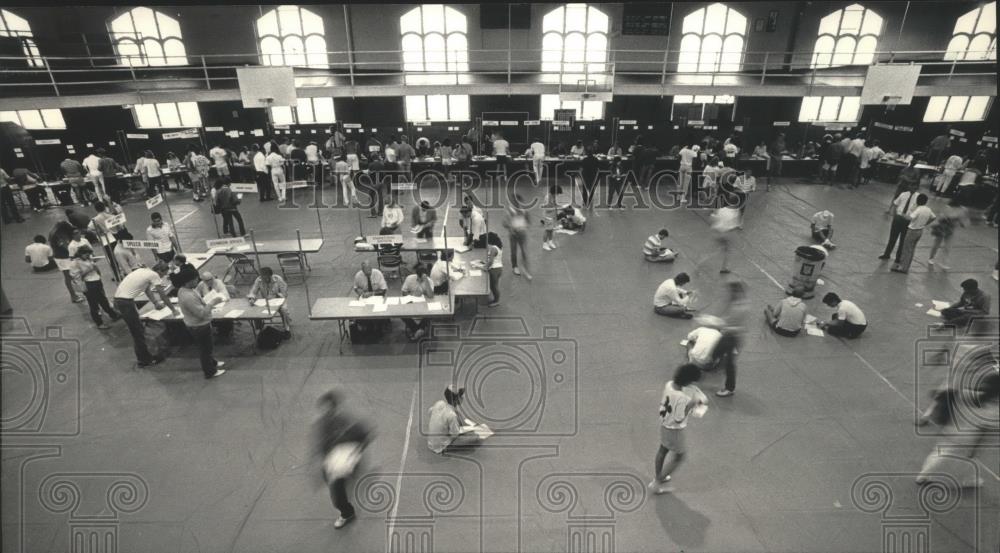 1986 Press Photo Marquette University Students at Gym for Registration - Historic Images