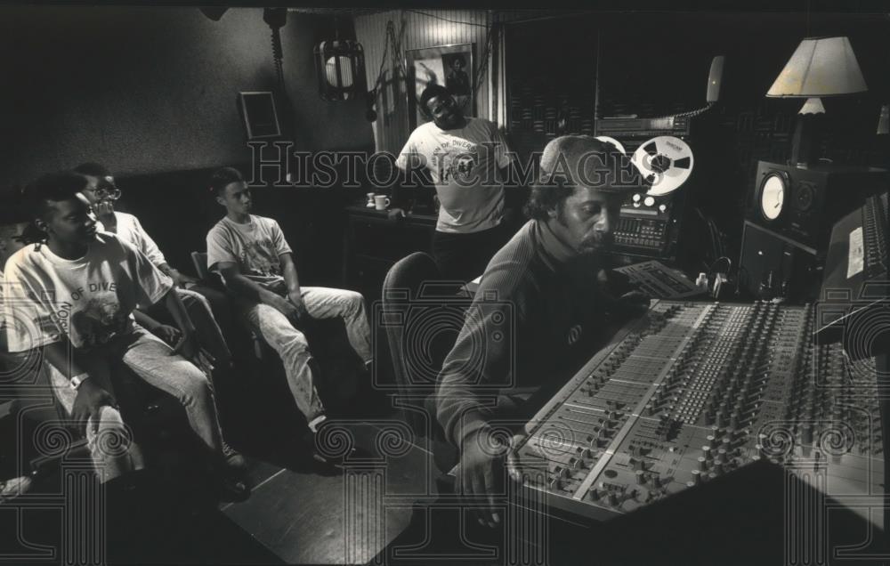 1991 Press Photo John Lee Mills basement recording studio, Menomonie, Wisconsin - Historic Images