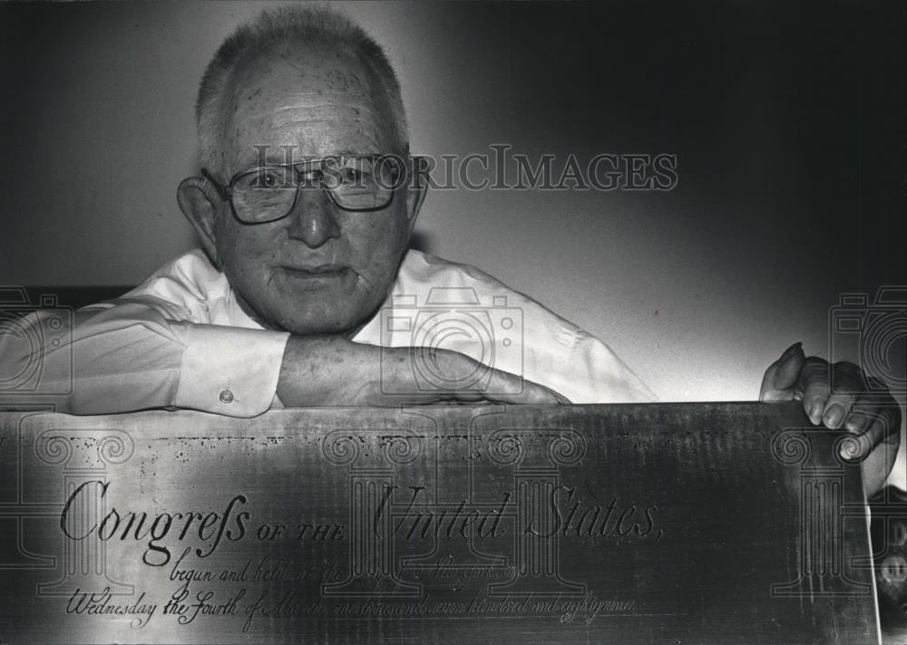 1989 Press Photo Gerald Mayhew of Oak Creek displays a plaque he helped secure - Historic Images