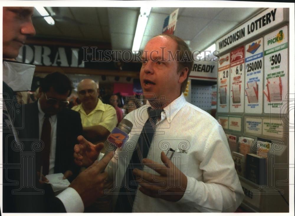 1993 Press Photo Wisconsin lottery spokesman Steve Madsen speaks with reporters - Historic Images