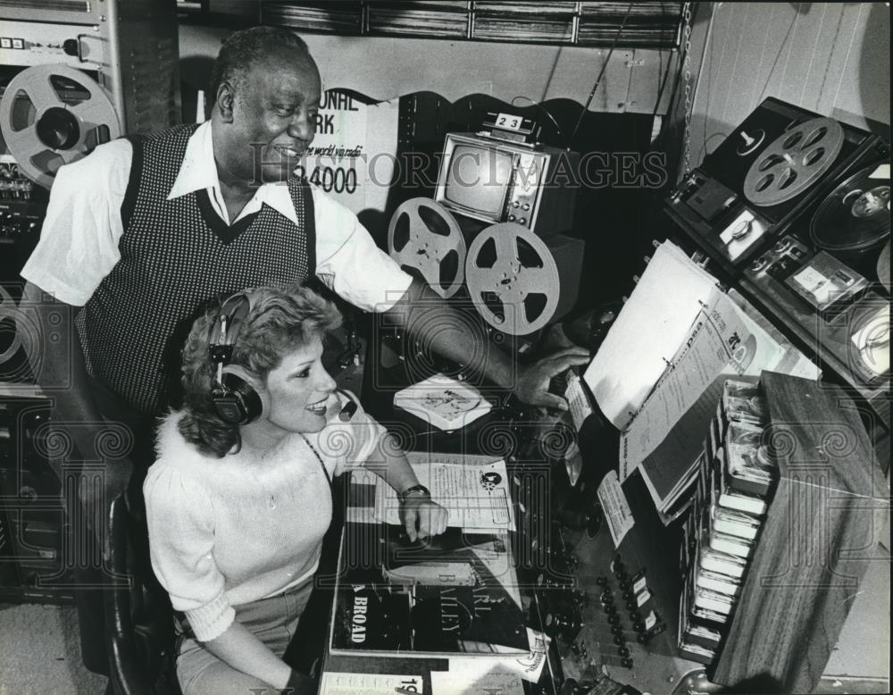 1988 Press Photo Mannie Mauldin Works with Renee Burt on Broadcasts, Milwaukee - Historic Images