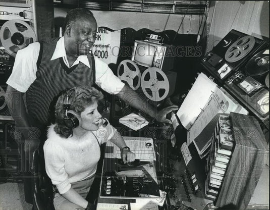 1988 Press Photo Mannie Mauldin Works with Renee Burt on Broadcasts, Milwaukee - Historic Images