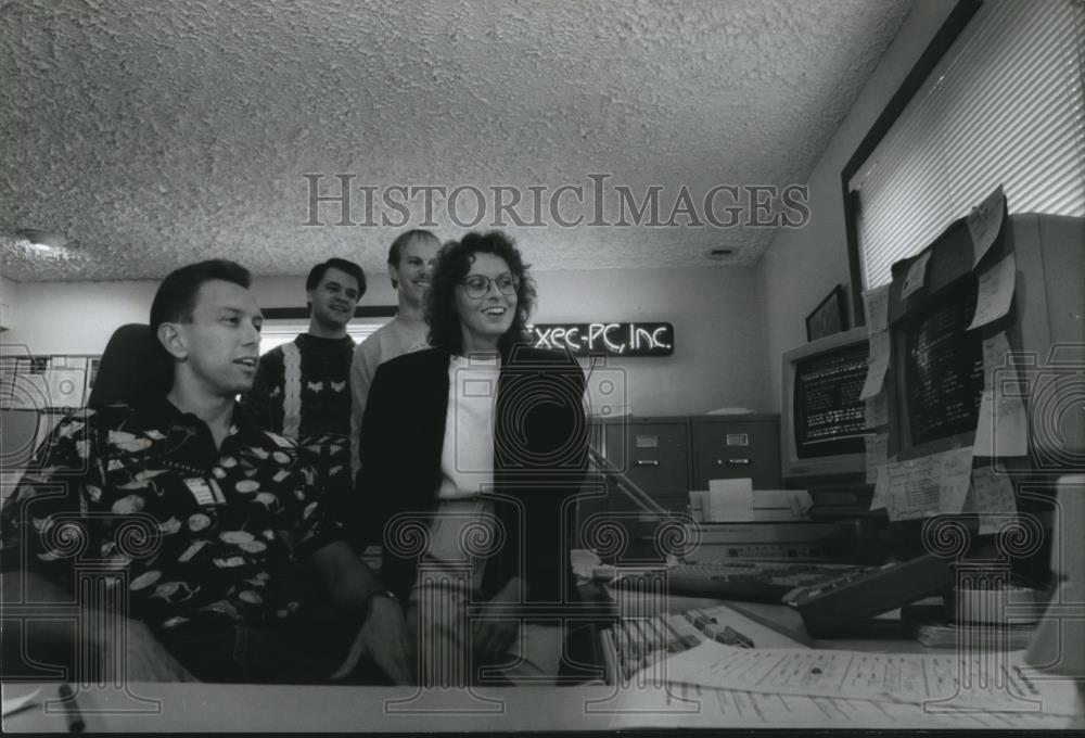1994 Press Photo Exec-PC Owners Monitor Service in Elm Grove, Wisconsin - Historic Images