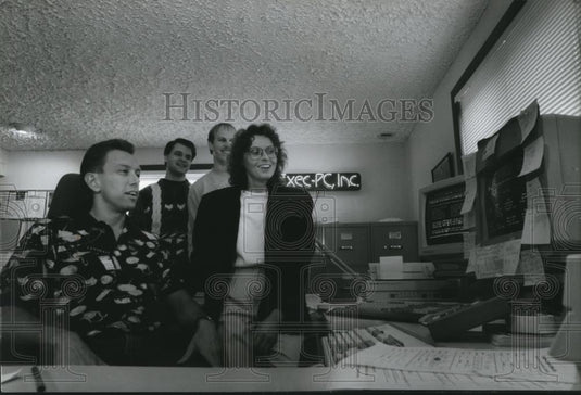1994 Press Photo Exec-PC Owners Monitor Service in Elm Grove, Wisconsin - Historic Images