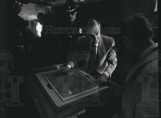 1987 Press Photo Stan Hall flanked by guards as people viewed the Magna Carta - Historic Images