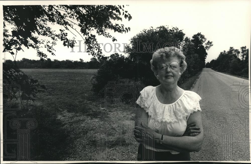 1987 Press Photo Lucille Kasten stood by where Tara Kassen's body was found - Historic Images