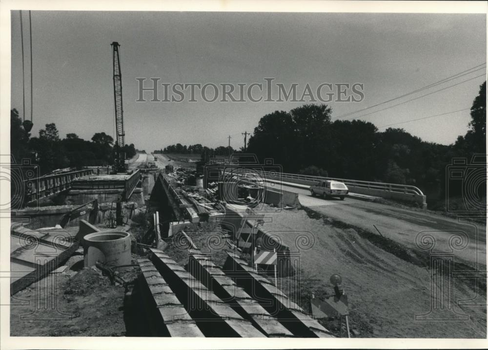1983 Press Photo Span of New Bridge Crossing Milwaukee River on Mequon Road Open - Historic Images