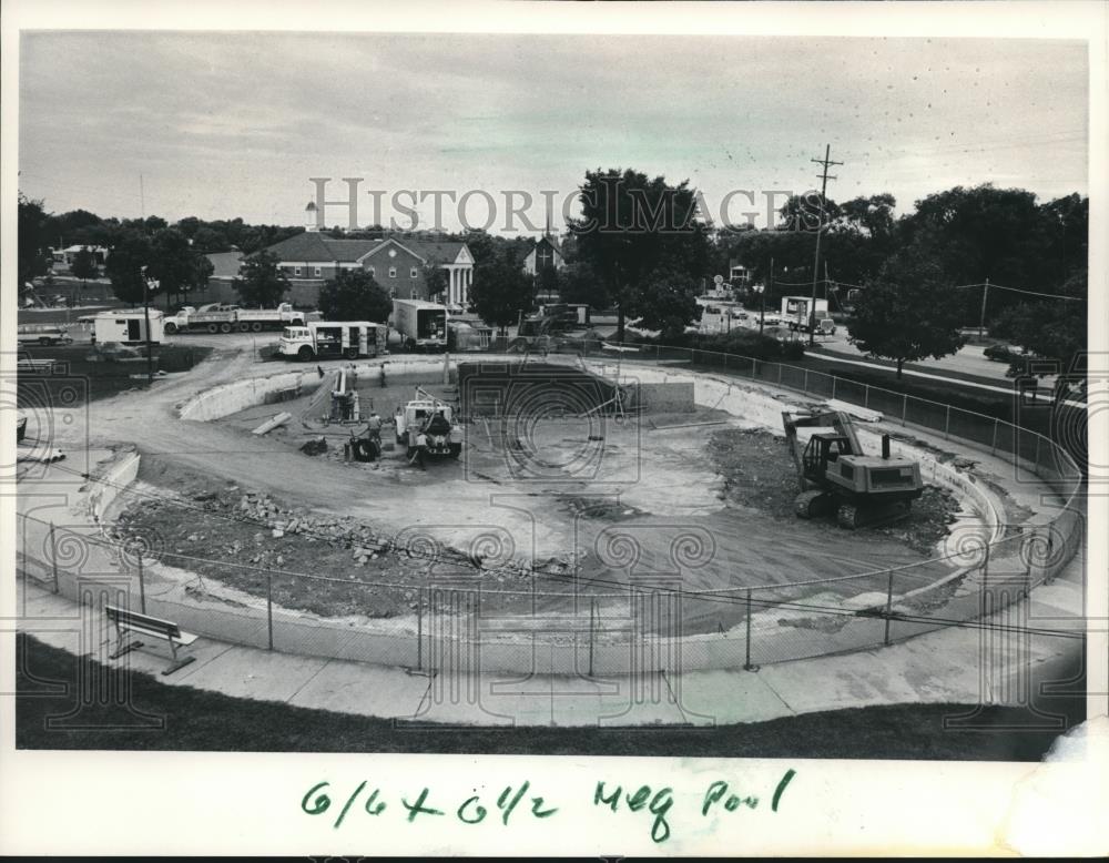 1983 Press Photo Reconstruction work of Mequon&#39;s Municipal Pool - mjb31953 - Historic Images