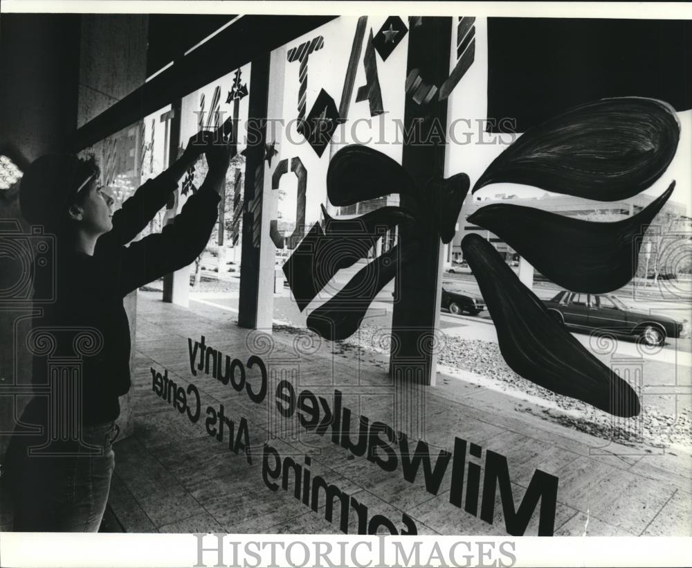 1982 Press Photo Paula Gelbke, paints designs on windows, Performing Arts Center - Historic Images