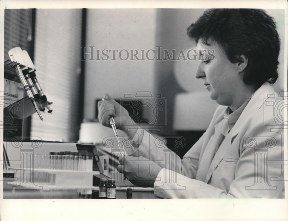 1985 Press Photo Eileen Gillespie making a dilution, Mayfair, Wisconsin - Historic Images