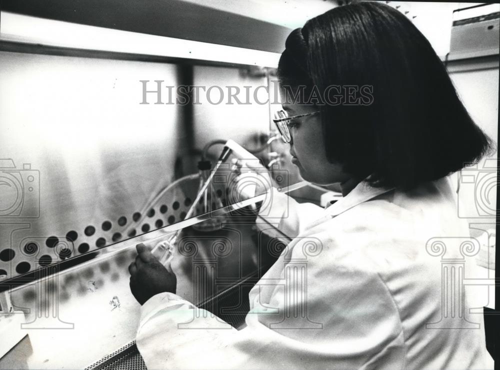 1993 Press Photo Pamela Boon working on leukemia research, Wisconsin - mjb32222 - Historic Images