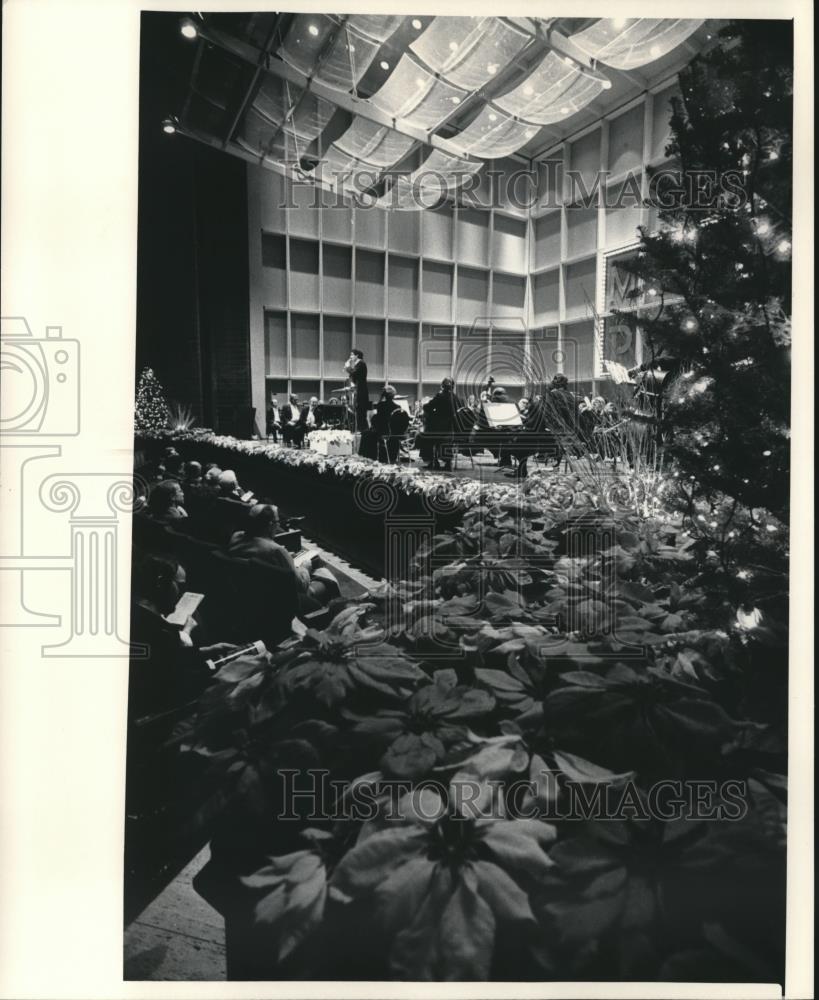 1986 Press Photo Poinsettas line Uihlein Hall at Performing Arts Center - Historic Images