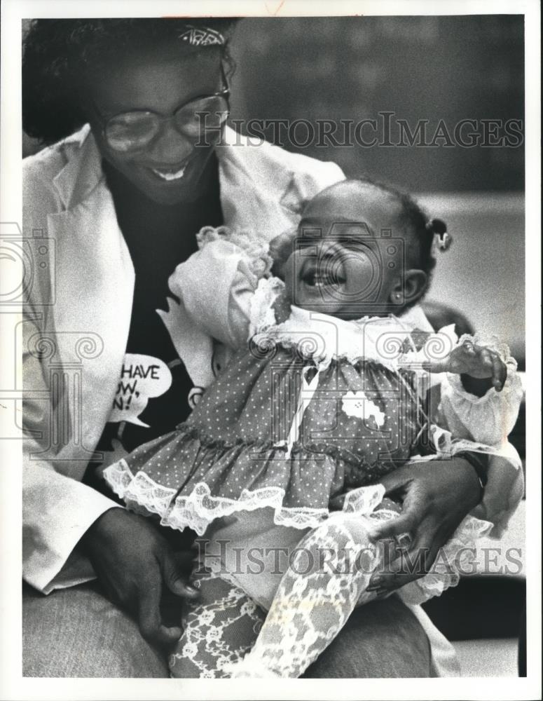 1990 Press Photo High School Student Karen Thomas in Medical Apprenticeship - Historic Images