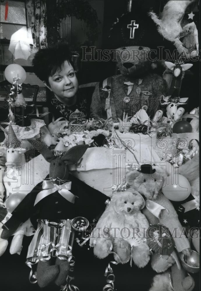 1994 Press Photo Karen Meers happily surrounded by stuffed animals she creates - Historic Images