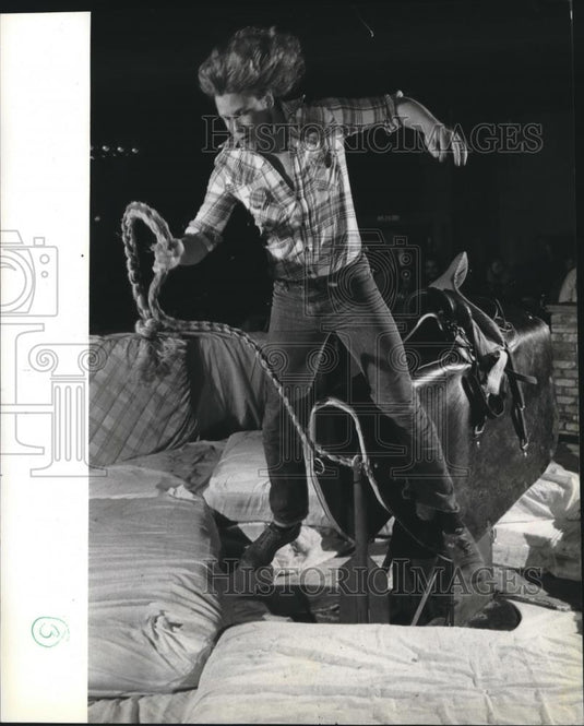 1980 Press Photo Cowboy on Mechanical Bull at Teddy's in Milwaukee, Wisconsin - Historic Images