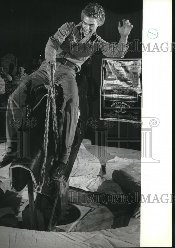 1980 Press Photo Todd Brandenburg on Bull at Teddy&#39;s in Milwaukee, Wisconsin - Historic Images