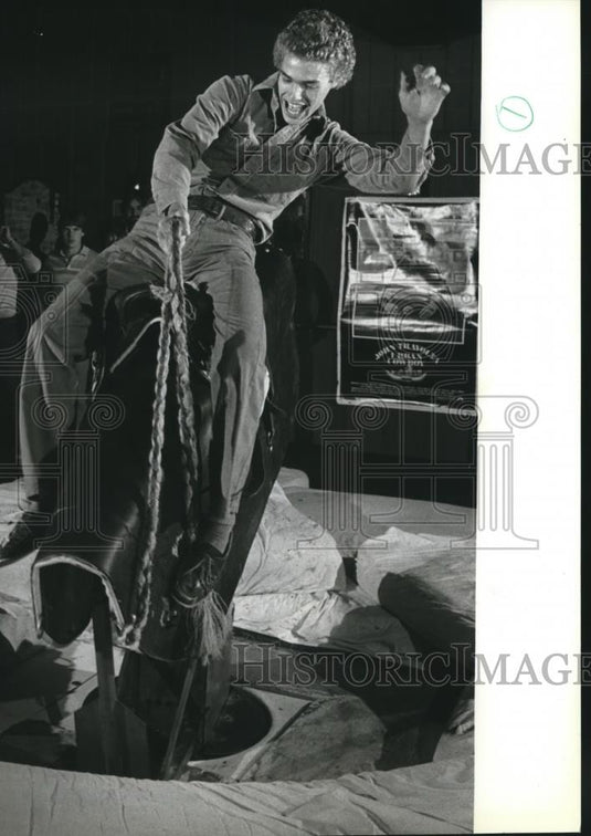 1980 Press Photo Todd Brandenburg on Bull at Teddy's in Milwaukee, Wisconsin - Historic Images