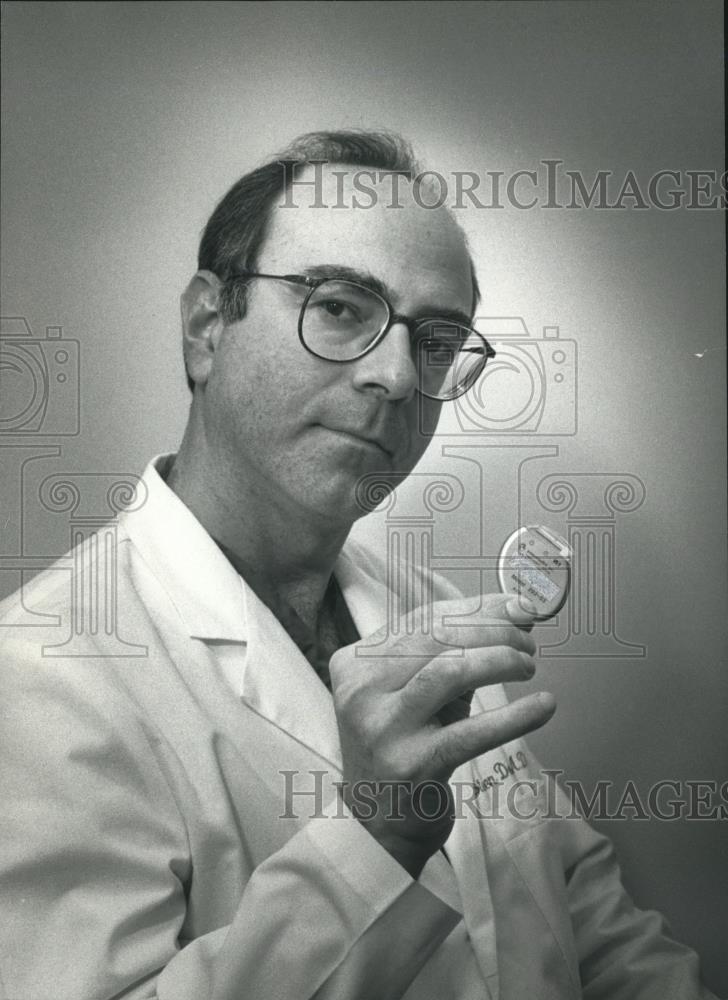 1992 Press Photo Physician Stephen Denker, holding a pacemaker - mjb32708 - Historic Images