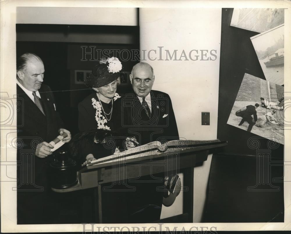 1941 Press Photo Gov. Herbert Lehman Sees Press Photographers' Show In New York - Historic Images