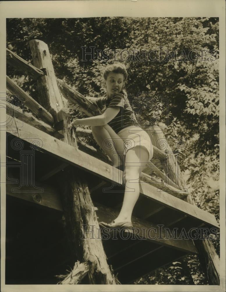 1944 Press Photo Girl Takes &quot;Short Cut&quot; While Climbing - nef69336 - Historic Images