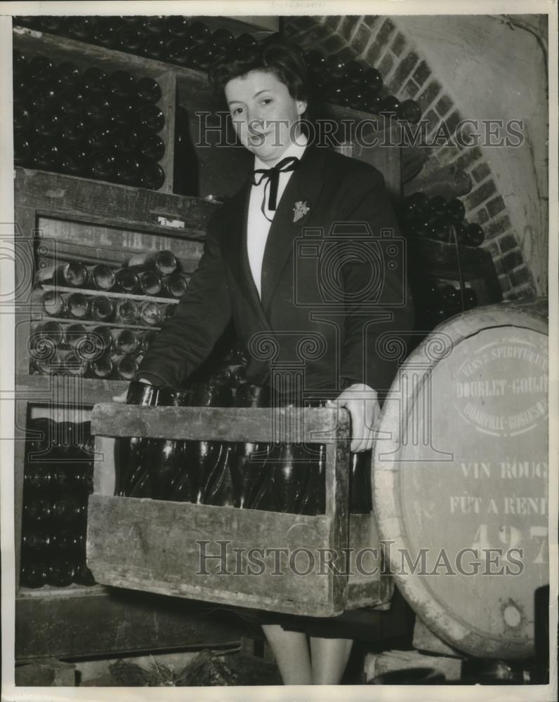 1957 Press Photo Henriftte Totting A Crate Of Bottles In The Wine Cellar - Historic Images