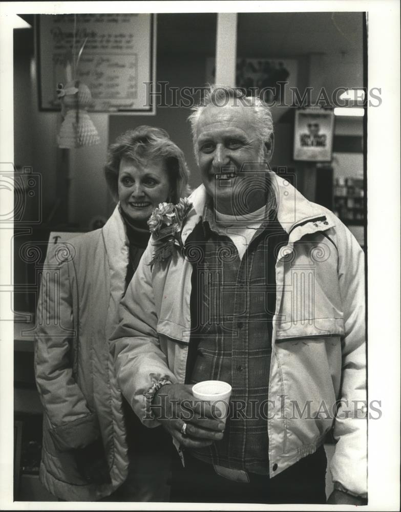 1990 Press Photo Harold and Joanne Zimdars of West Bend won $8 million lottery - Historic Images