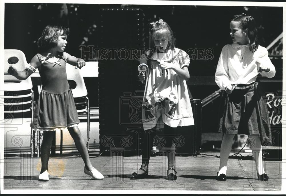 1989 Press Photo Talent contest during Fourth of July festival at Lake Park - Historic Images