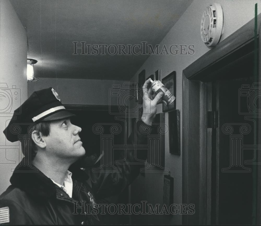 1985 Press Photo Captain William Hitchcock, Testing A Smoke Detector. - Historic Images