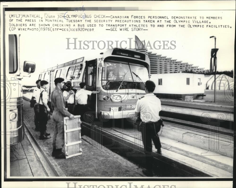 1976 Press Photo Canadian Soldiers check bus used to transport Olympic atlhletes - Historic Images