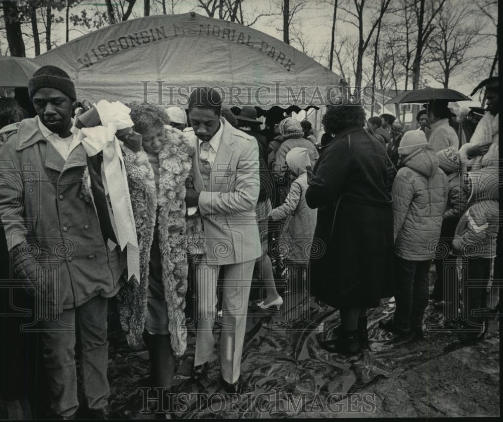 1985 Press Photo Catherine Hayes, Lee Williams&#39; Mother, Grieves, Milwaukee Grave - Historic Images