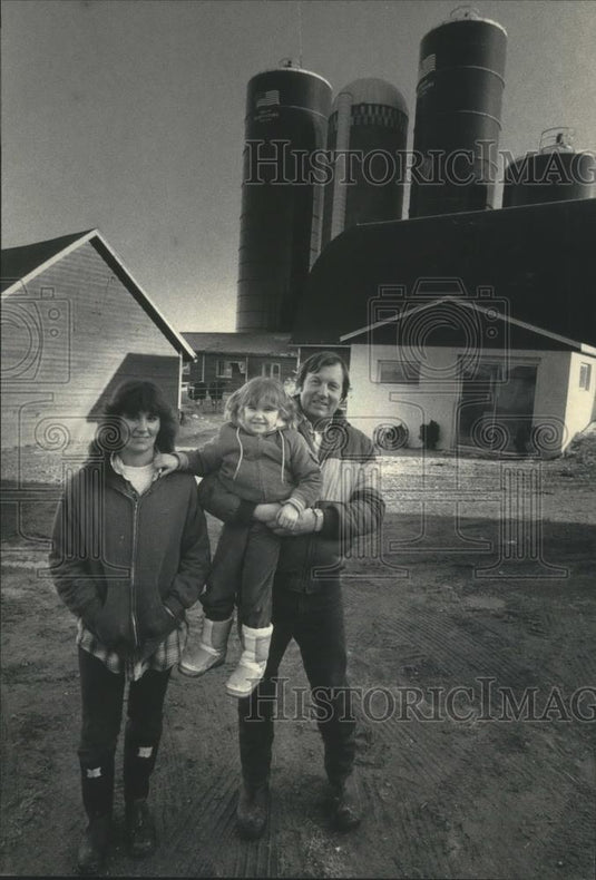 1990 Press Photo Farmers Kathy & Gordy Michaels with daughter, Wisconsin - Historic Images