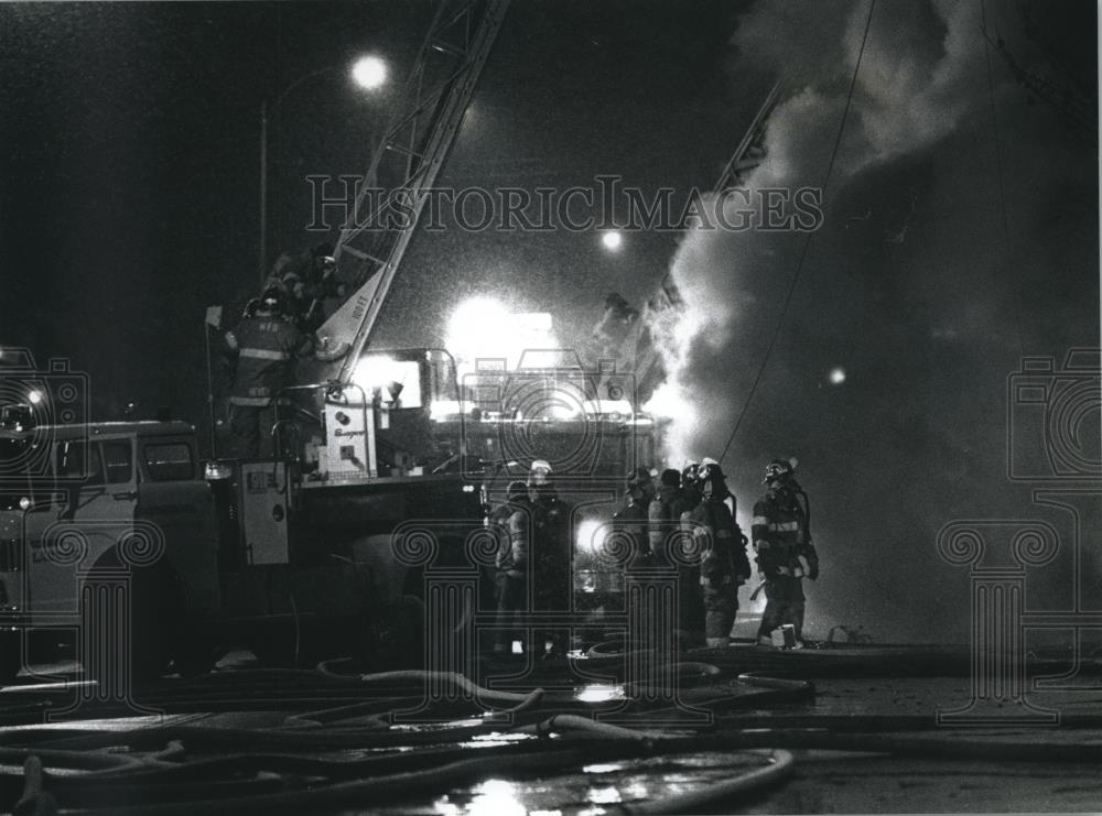 1993 Press Photo Wauwatosa firefighters battle a three alarm blaze, Wisconsin - Historic Images
