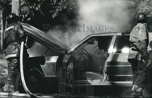 1989 Press Photo Milwaukee firefighters douses a car fire - mjb21587 - Historic Images