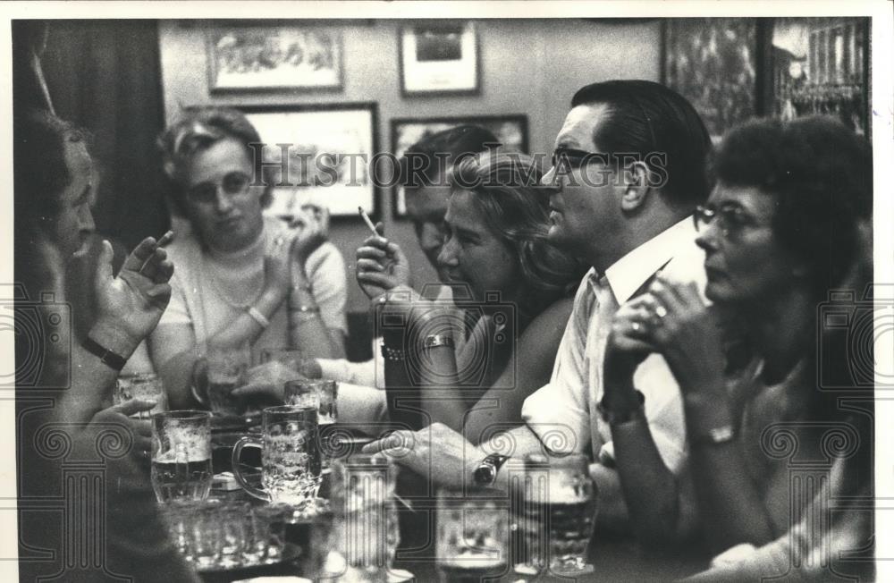 Press Photo Couples at bars enjoying beer and conversation, Berlin, Germany - Historic Images