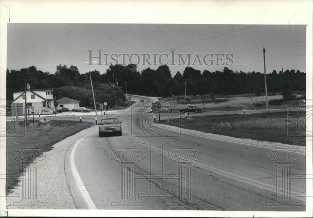 1985 Press Photo Highway 1 curves off after crossing Highway 33, Fredonia. - Historic Images