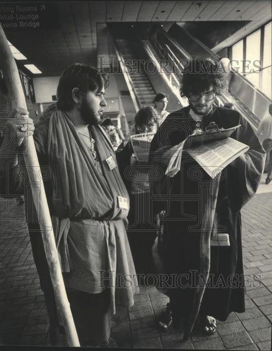 1985 Press Photo Joe Laidlaw and Jeff Brandimore dressed in costumes for Gen Con - Historic Images