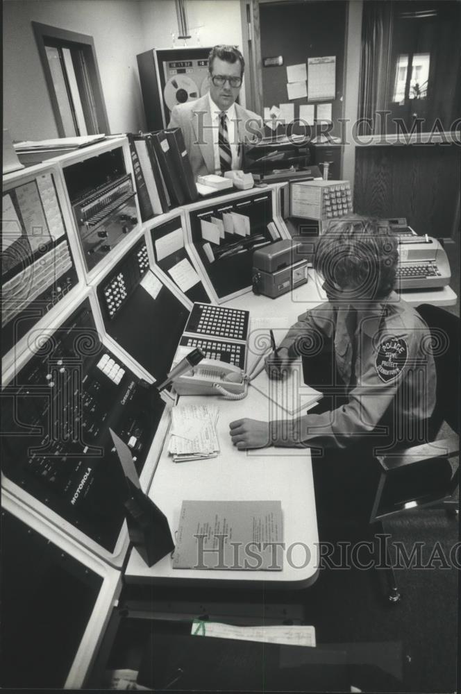 1983 Press Photo Alice Lorenz, police dispatch center operator, Germantown. - Historic Images