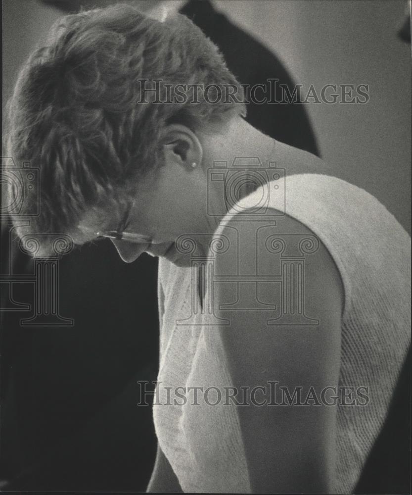 1985 Press Photo Laurie Fox, in court cries after being sentenced, Wisconsin. - Historic Images