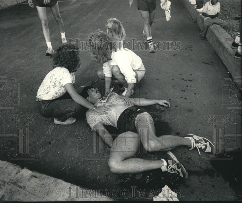 1986 Press Photo Mike Kortbein Collapsed Near Finish Line at Al&#39;s Run, Milwaukee - Historic Images