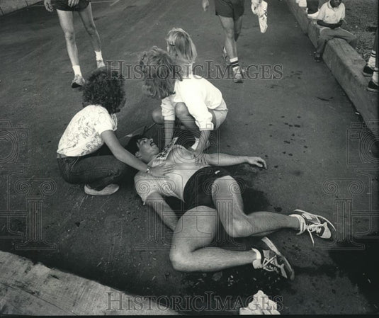 1986 Press Photo Mike Kortbein Collapsed Near Finish Line at Al's Run, Milwaukee - Historic Images