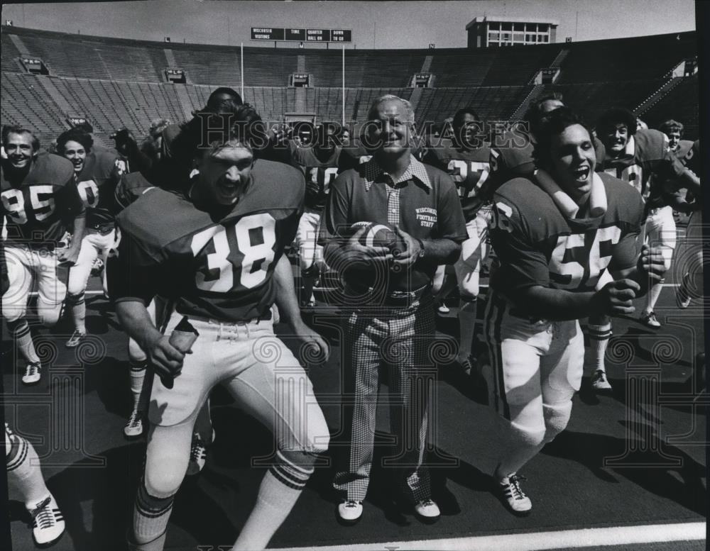 Press Photo Wisconsin Football Coach Dave McClain with Team on Field - Historic Images