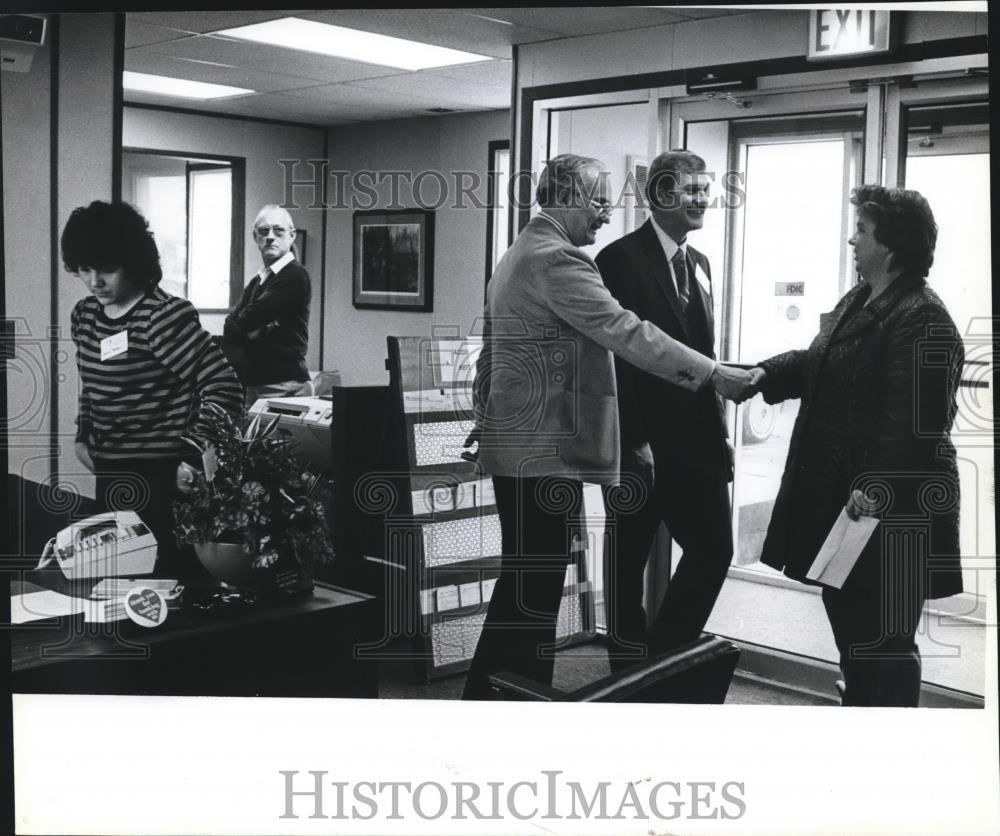 1983 Press Photo Tom Cullinan Greets a Visitor at Franklin State Bank, Wisconsin - Historic Images